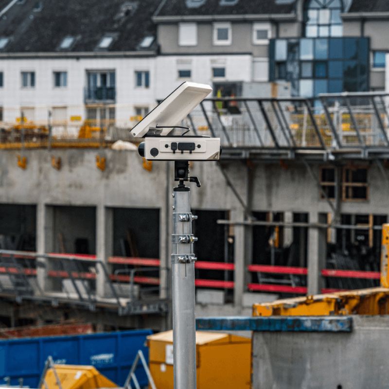 Caméra timelapse de chantier Tikee fixée sur un mât, avec panneau solaire intégré