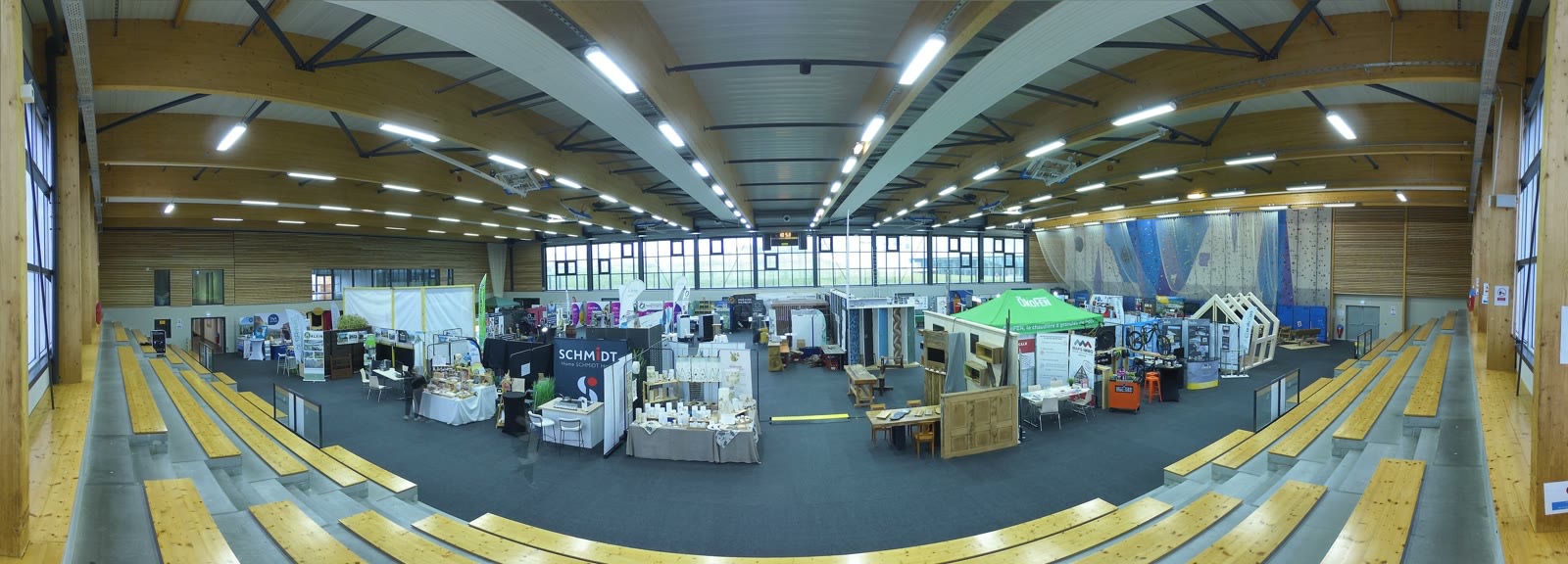 Hall du salon Dynamik 2026 pendant le montage des stands, image du timelapse