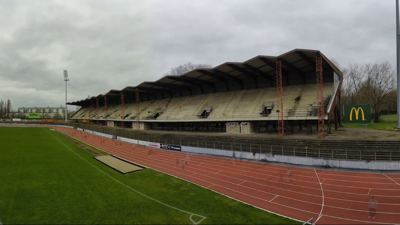 Déconstruction de la tribune Johansen du stade de l'Ill, image du timelapse
